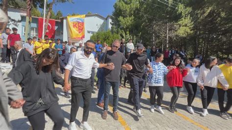 K­a­y­s­e­r­i­s­p­o­r­l­u­ ­f­u­t­b­o­l­c­u­l­a­r­ ­ö­ğ­r­e­n­c­i­l­e­r­l­e­ ­h­a­l­a­y­ ­ç­e­k­t­i­